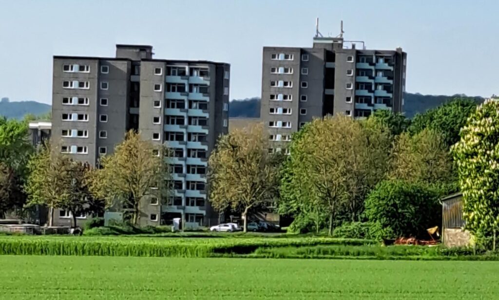 Hochhäuser hinter einer grünen Wiese in Northeim