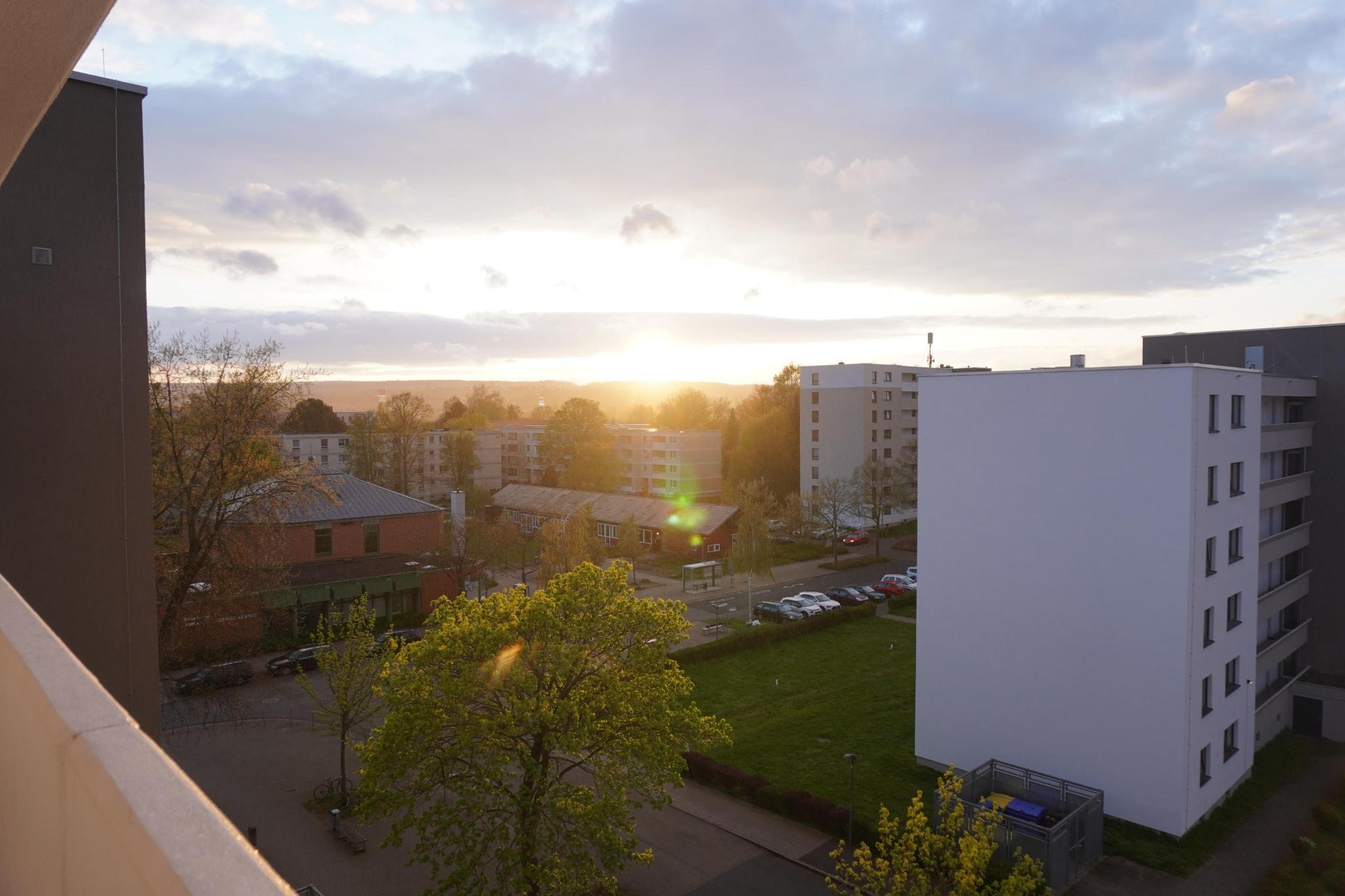 Blick aus dem Fenster auf Hochhäuser und Grünanlagen